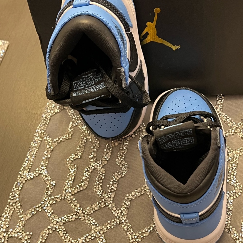 Jordan Size 6 - Picture 2 of 4